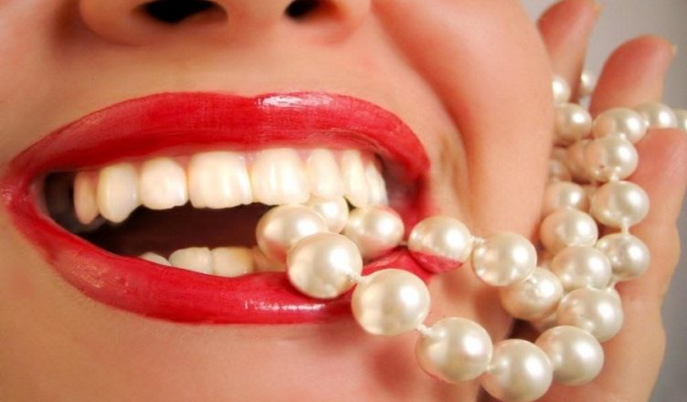 Top Tips to Whiten Your Teeth and Flaunt a Sparkly White Smile